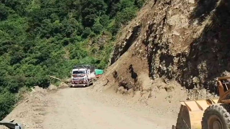 Uttarakhand: भारी बारिश और सड़कों पर मलबा आने से प्रदेश में दो स्टेट हाईवे समेत 106 मार्ग बंद, लोग परेशान
