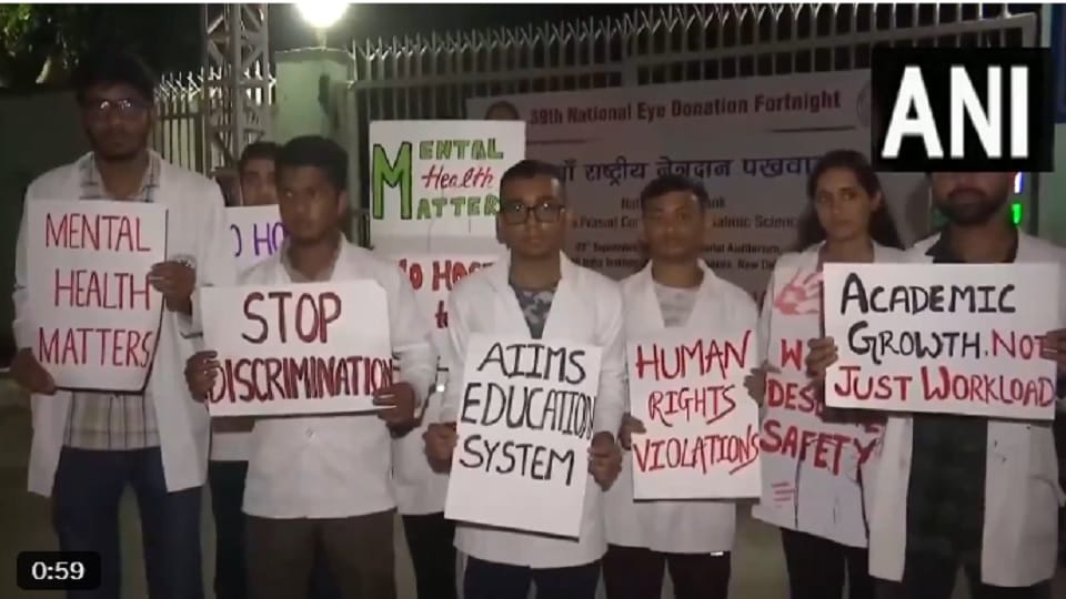 Delhi: Medical students of AIIMS hold protest against the AIIMS administration
