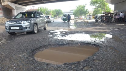 आगरा रोड पर गड्ढे ही गड्ढे