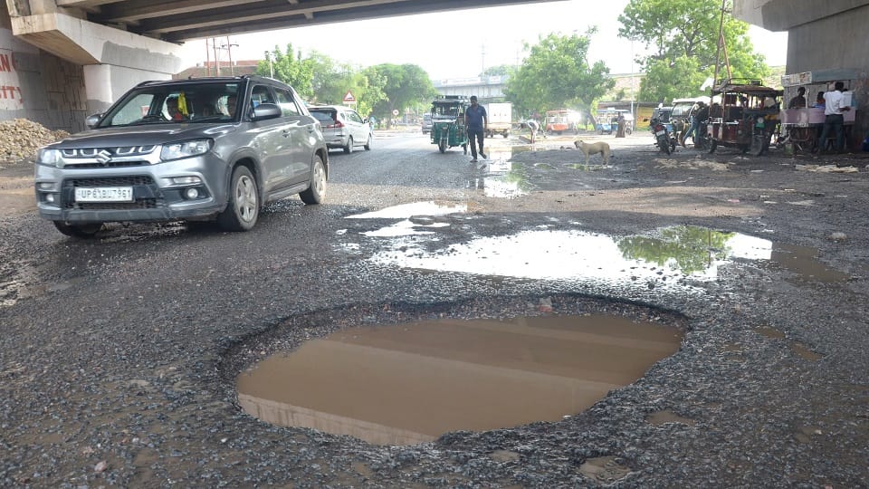 potholes in the roads of aligarh city