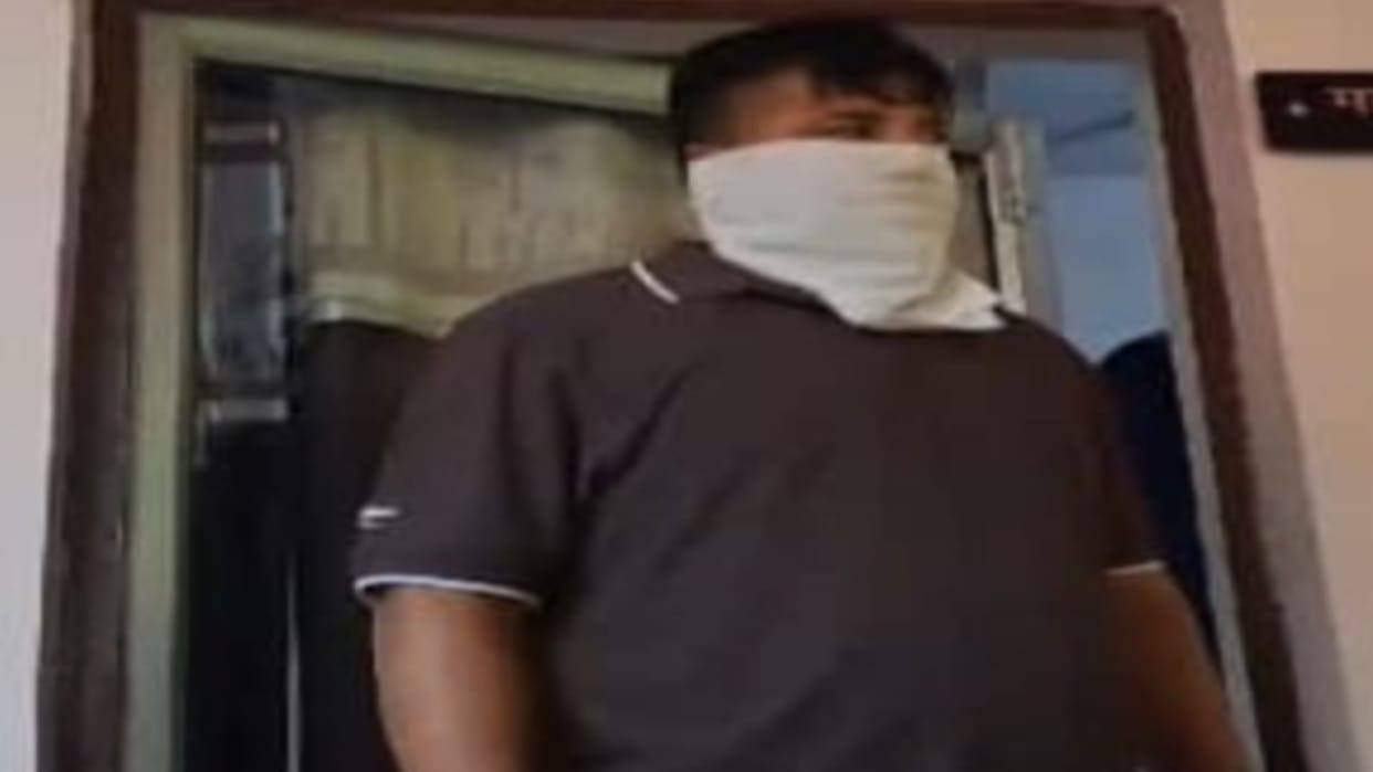 Meerut: Anti-corruption team caught the inspector red-handed taking a bribe of 20 thousand rupees
