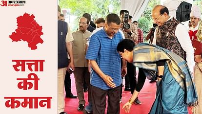 Atishi touched feet of Arvind Kejriwal and took his blessings After taking oath as CM