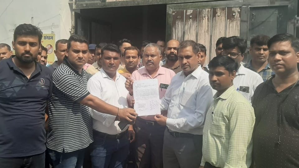 Moradabad News: Protest at SSP office to get justice for Aman who was crushed by Thar