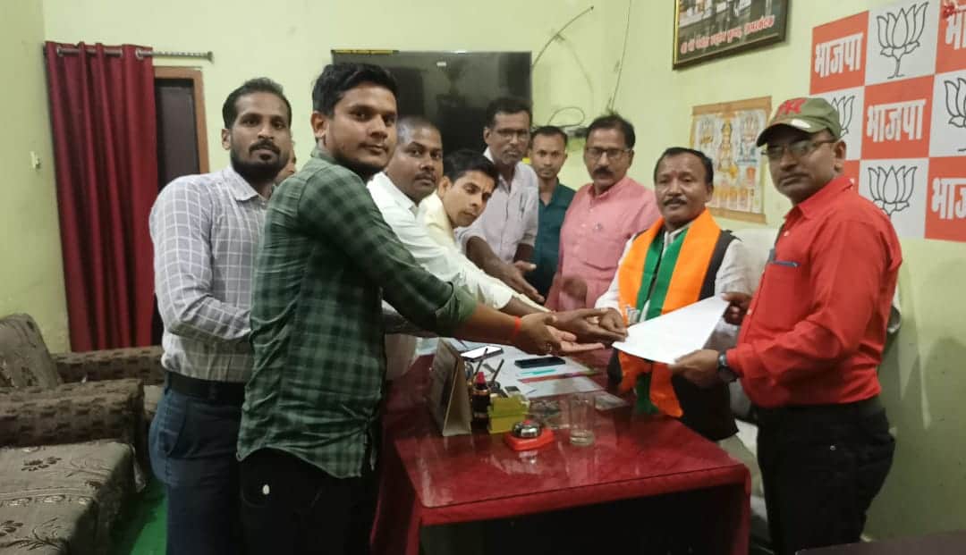 जिला अध्यक्ष को सौंपा ज्ञापन।