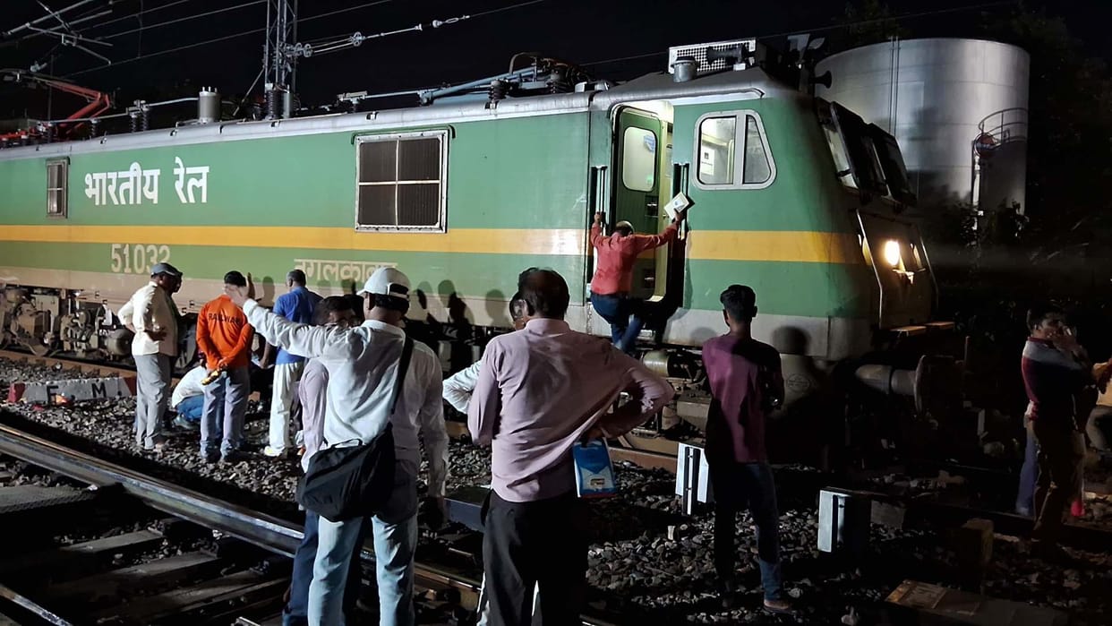 Bihar News : Special train Muzaffarpur to Pune derailed train accident today