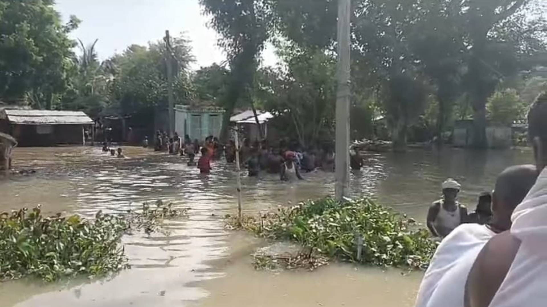 Samastipur Situation serious in three blocks water entered houses people said if no relief then suicide option