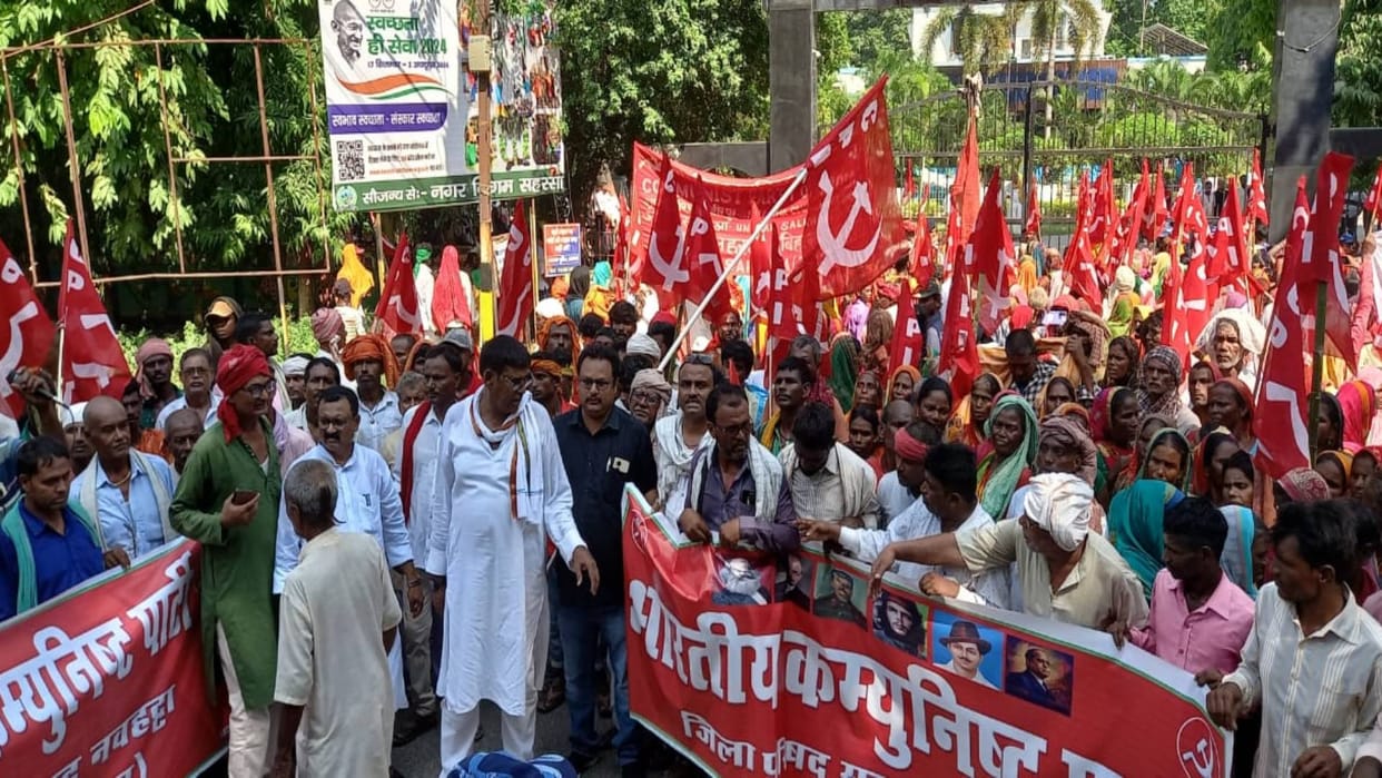 Saharsa Questions on working style of Salkhua and Chiraiya police station in-charge CPI protest