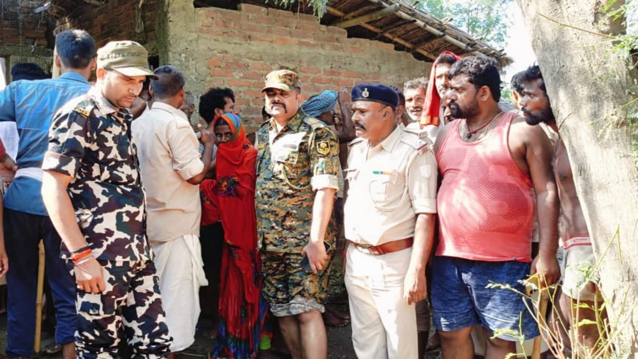 Vaishali News young man who went to save three children drowning in water died by drowning
