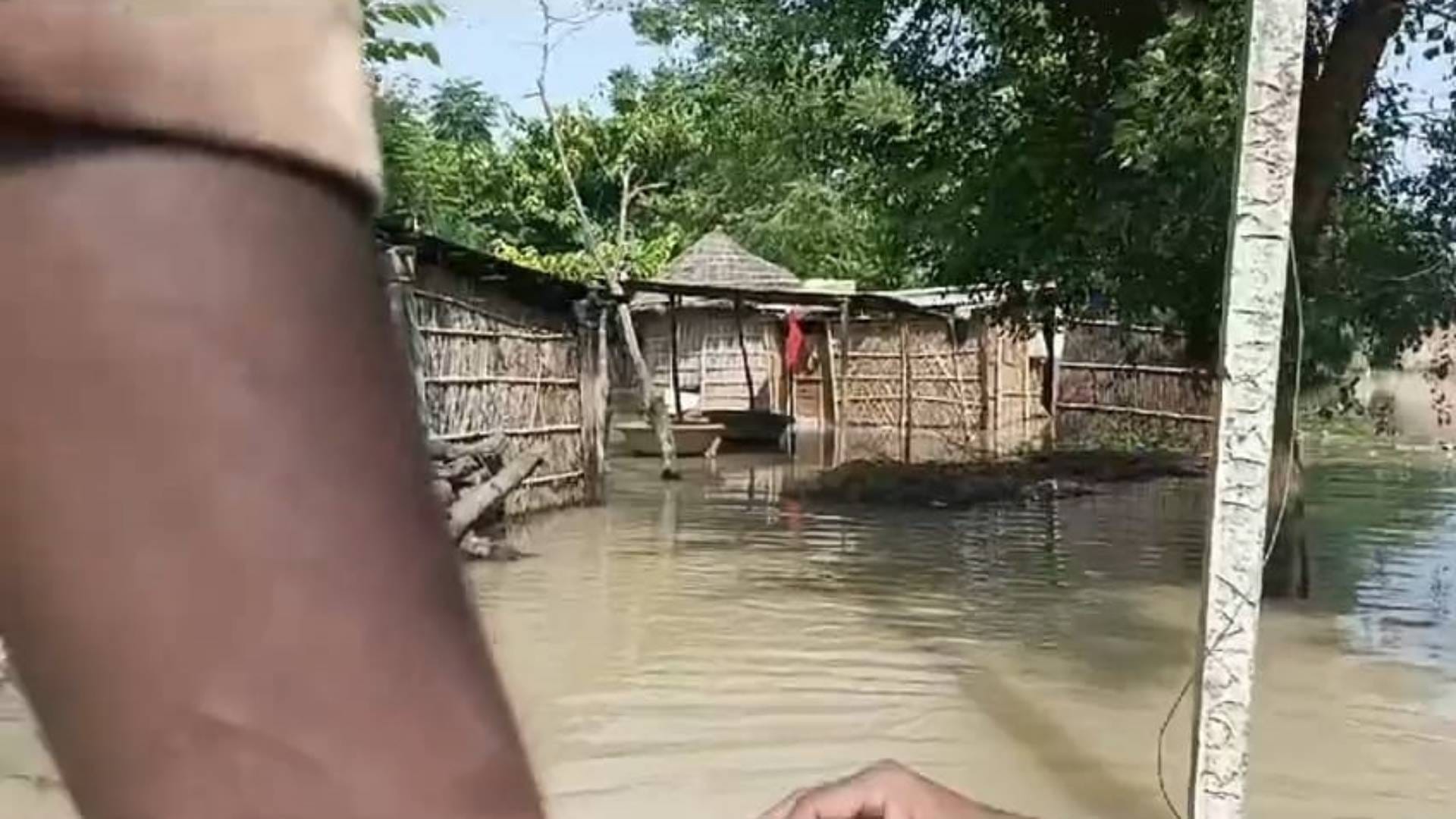 Samastipur Situation serious in three blocks water entered houses people said if no relief then suicide option