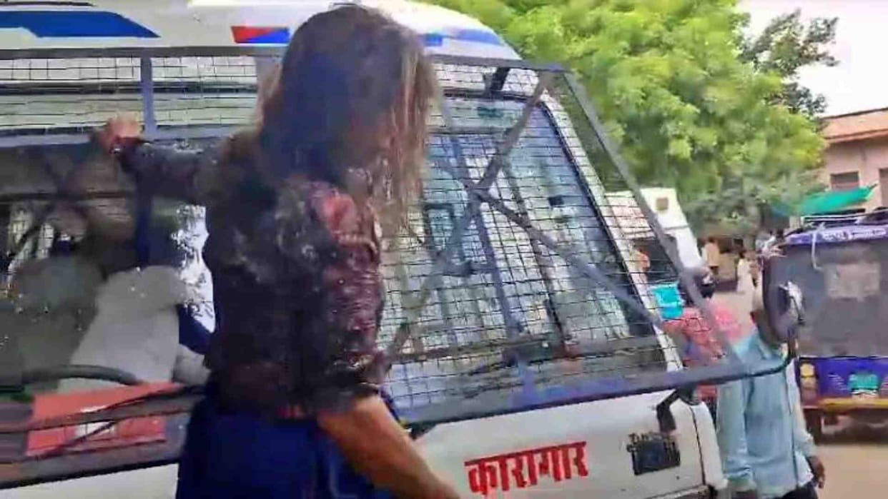 Alwar News: A woman created a ruckus by climbing on top of a bus outside Rajiv Gandhi Hospital