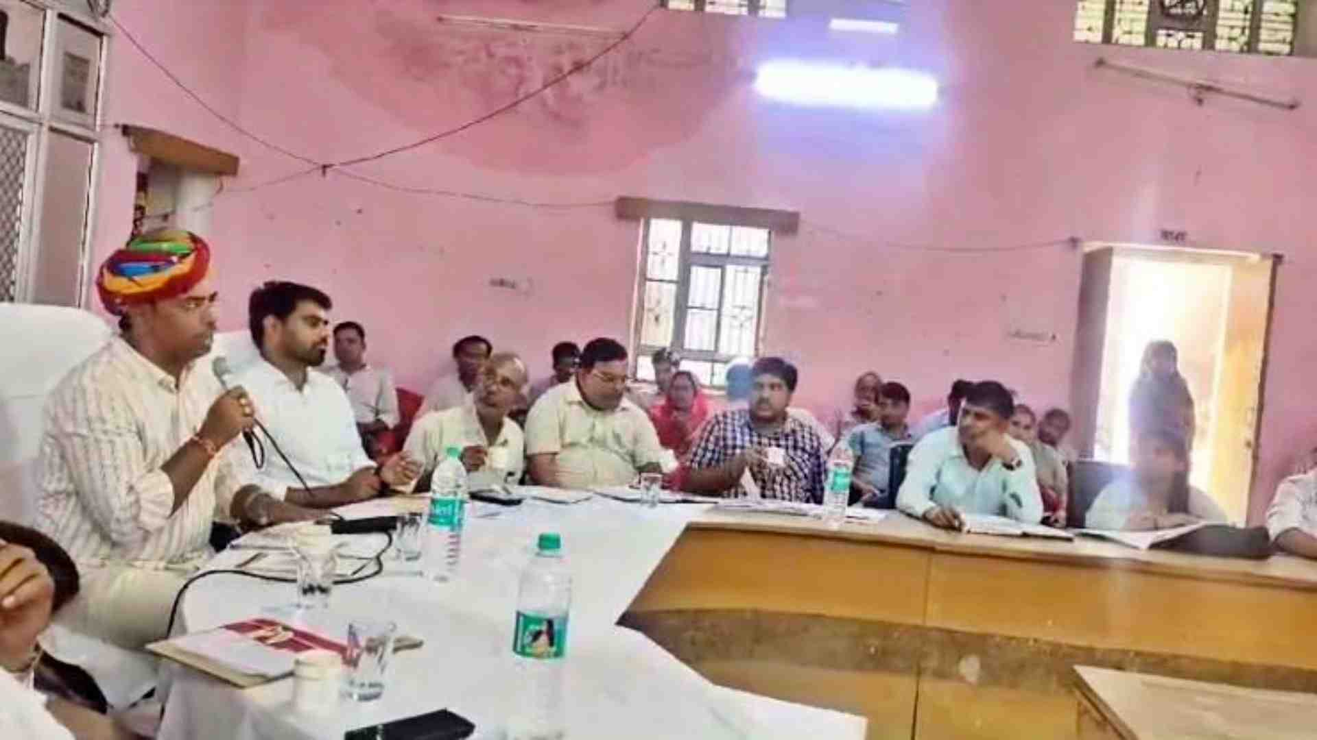 बैठक में चर्चा करते विधायक हंसराज मीना।