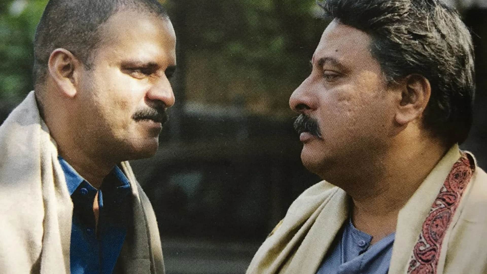 Tigmanshu Dhulia talks about shahrukh khan humble nature he used to sleep on the floor of bus during dil se