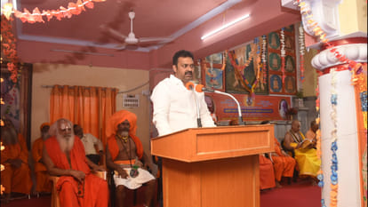 CM Yogi paid tribute to Brahmlin Mahant Avedyanath Maharaj on the 10th death anniversary of Gorakhnath Temple.