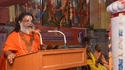 CM Yogi paid tribute to Brahmlin Mahant Avedyanath Maharaj on the 10th death anniversary of Gorakhnath Temple.