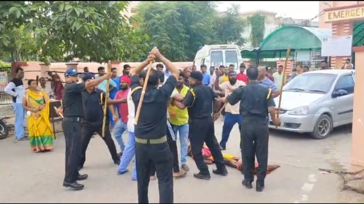 Patient dies in Gorakhpur BRD Medical College, uproar - guards beat attendants