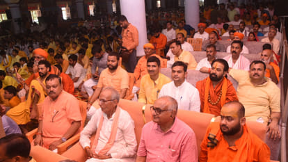CM Yogi paid tribute to Brahmlin Mahant Avedyanath Maharaj on the 10th death anniversary of Gorakhnath Temple.
