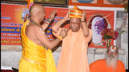 CM Yogi paid tribute to Brahmlin Mahant Avedyanath Maharaj on the 10th death anniversary of Gorakhnath Temple.