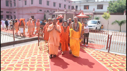 CM Yogi paid tribute to Brahmlin Mahant Avedyanath Maharaj on the 10th death anniversary of Gorakhnath Temple.
