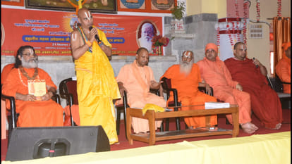 CM Yogi paid tribute to Brahmlin Mahant Avedyanath Maharaj on the 10th death anniversary of Gorakhnath Temple.