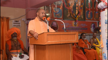 CM Yogi paid tribute to Brahmlin Mahant Avedyanath Maharaj on the 10th death anniversary of Gorakhnath Temple.