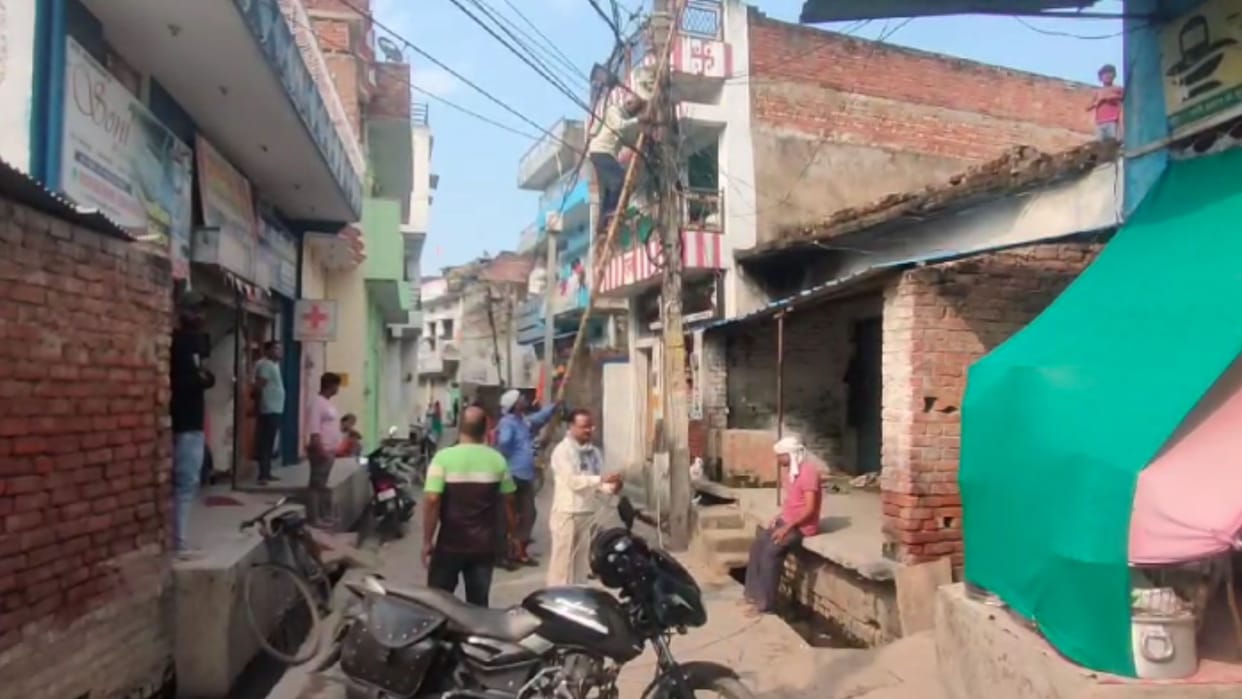 young man died due to electric shock while changing power cable in chandauli