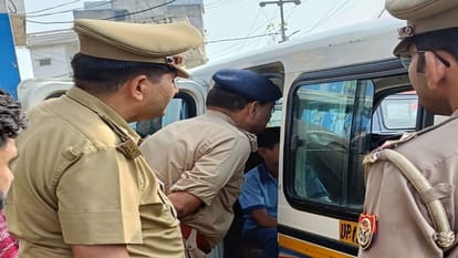 Muzaffarnagar: School van overturned due to jammed brakes, 10 children injured, 18 students were on board