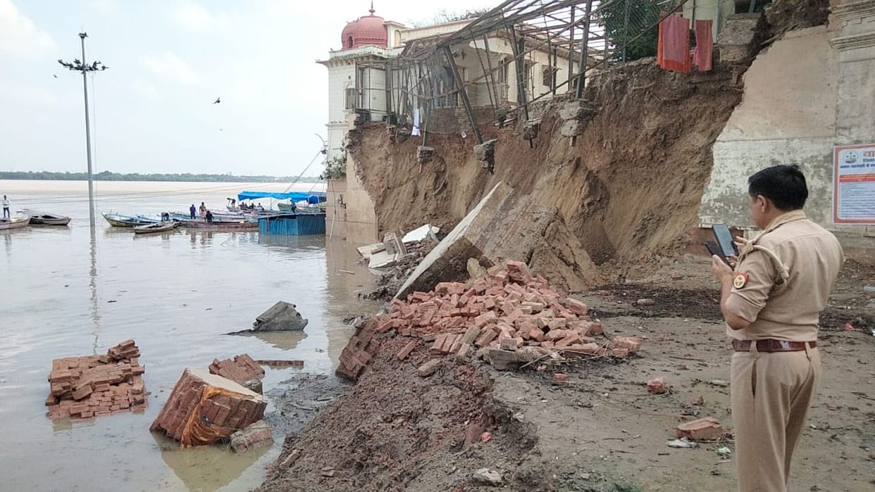 Many people injured when wall collapsed due to moisture from flood water at Harishchandra Ghat