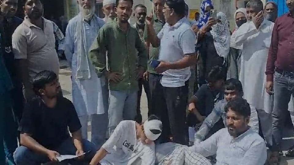 injured demonstrated by lying down in front of the emergency for treatment in kashipur