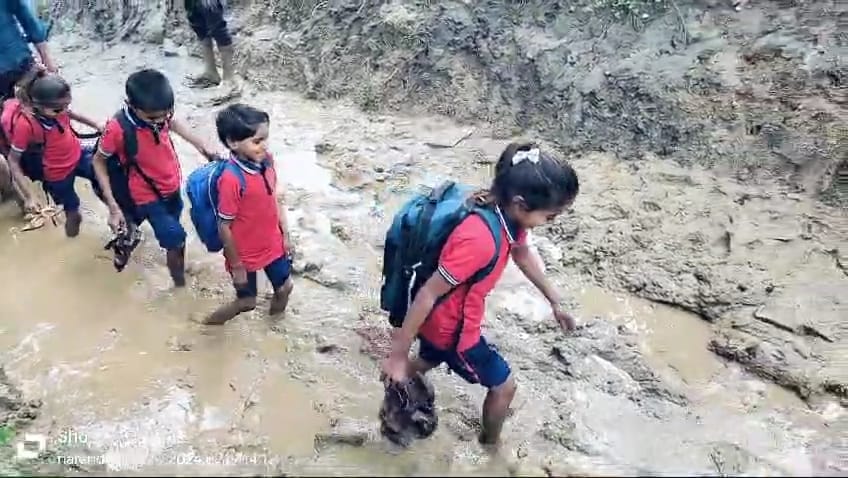 कीचड़ में जाने को मजबूर बच्चे