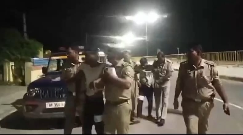 woman fought with a criminal for Mangalsutra kept facing knife attacks did not lose courage