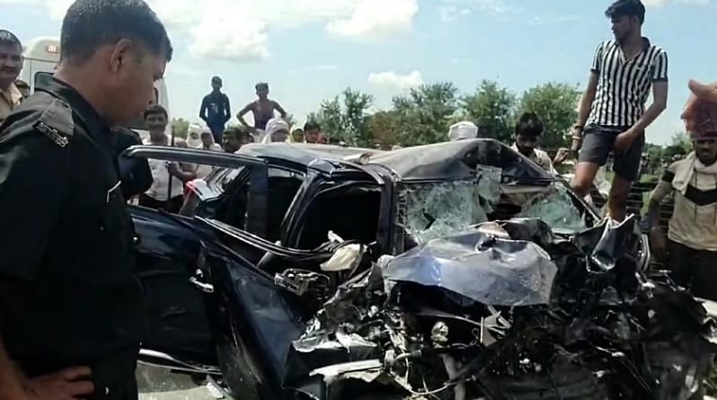 Auraiya Accident, Car ran like death, hit a dumper from behind, driver and two women along with a child died