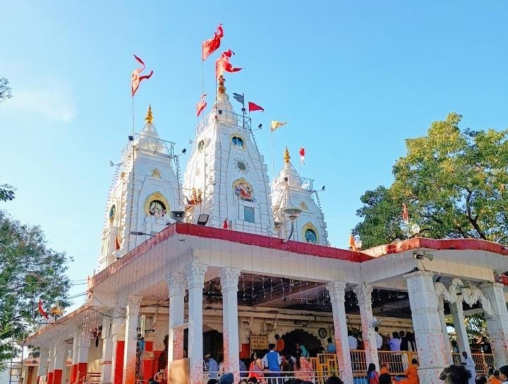 Indore: Earlier, colored laddus were also sold in the Khajrana temple complex, after the action it was banned.