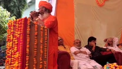 साक्षी महाराज बोले: धन्यवाद करो मोदी का, जो बांग्लादेश के हिंदुओं को बचा लिया Sakshi Maharaj said: Thank Modi for saving the Hindus of Bangladesh