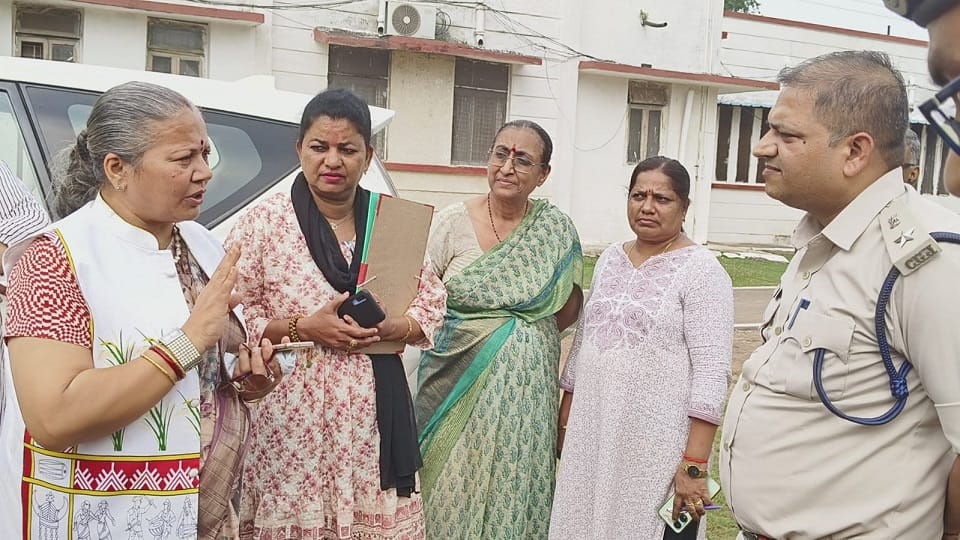 Chairperson of Women Commission reached Central Jail met women prisoners lodged in LohariDih incident in Durg