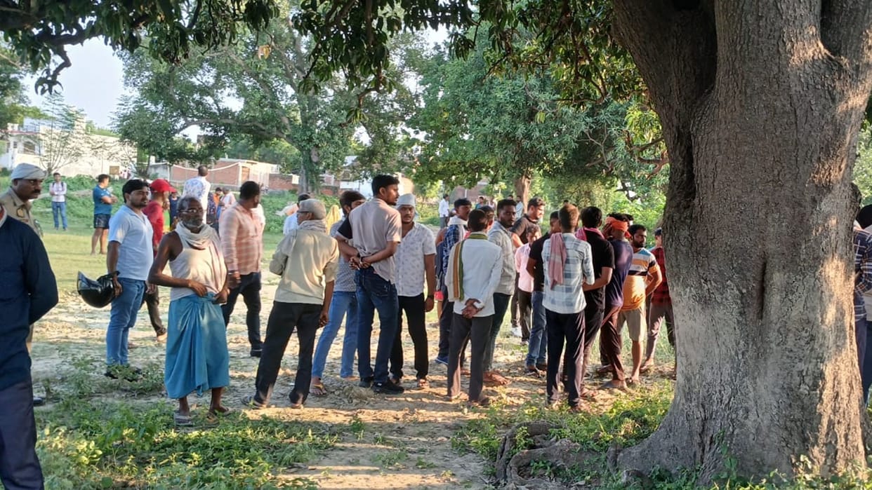 burnt dead body of youth found in bushes of field in Varanasi
