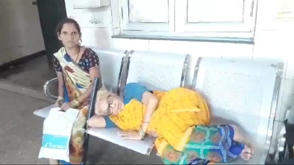 power failure in the district hospital of Agra 5 patients were stuck in lift for half an hour