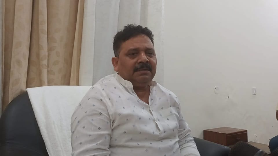 Minister Ravindra Jaiswal gave advice to officers during departmental review