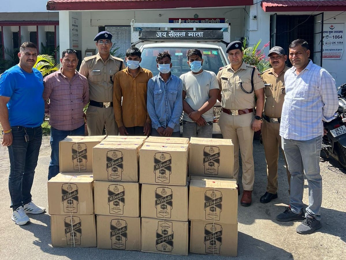 Dehradun Police Caught Warehouse and vehicle full of Haryana liquor three arrested