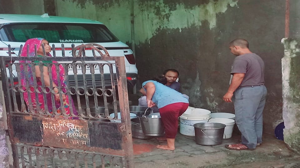 People yearning for every drop in Agra supply stopped for 100 hours, created an outcry