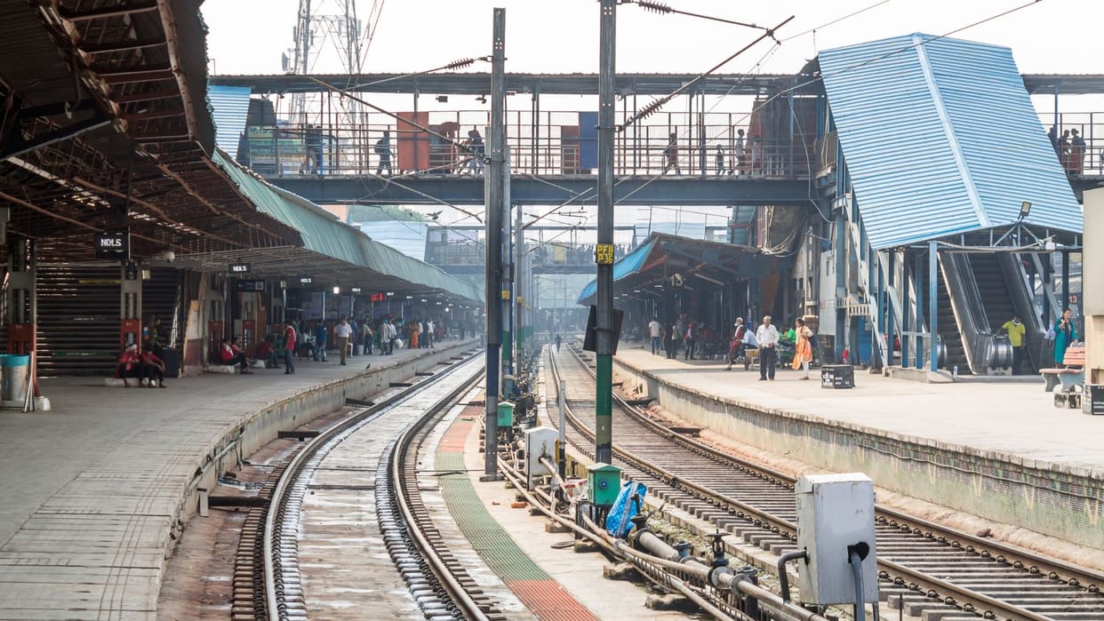 Know about the country largest railway station howrah junction in hindi
