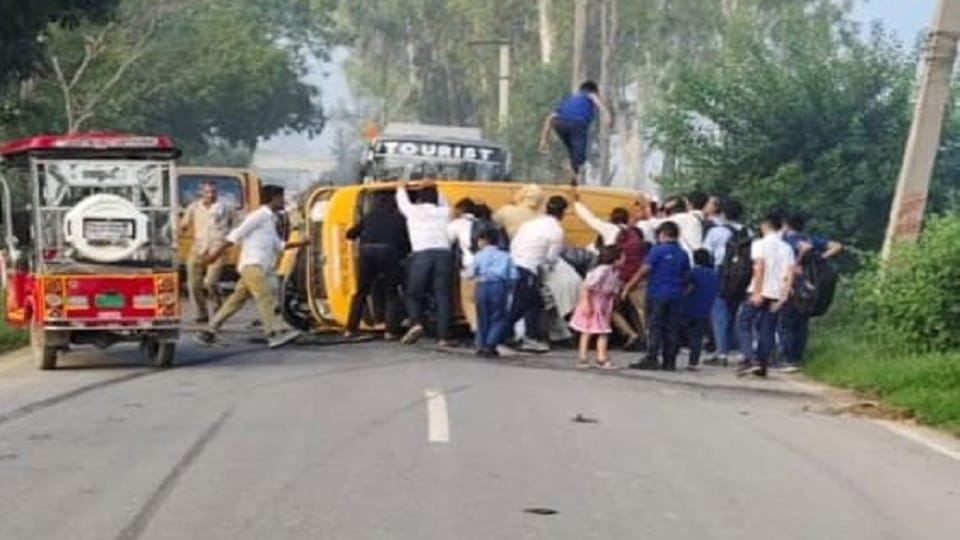 Muzaffarnagar: School van overturned due to jammed brakes, 10 children injured, 18 students were on board