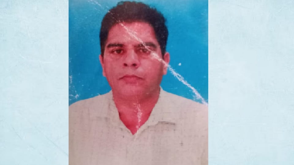 Amroha news: Lekhpal died after being hit by a train, there was uproar among the family members
