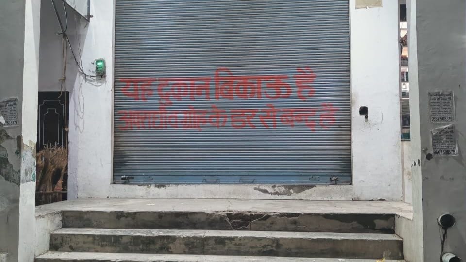 Miscreants attacked a shopkeeper in Hapur