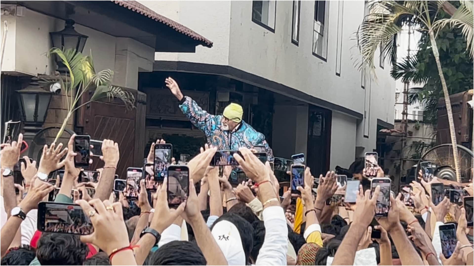 Amitabh Bachchan spotted at jalsa in sunday darshan to visit his fans they are happy to meet with big b