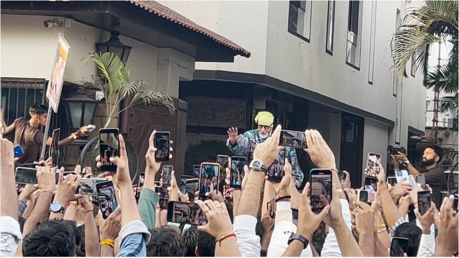 Amitabh Bachchan spotted at jalsa in sunday darshan to visit his fans they are happy to meet with big b