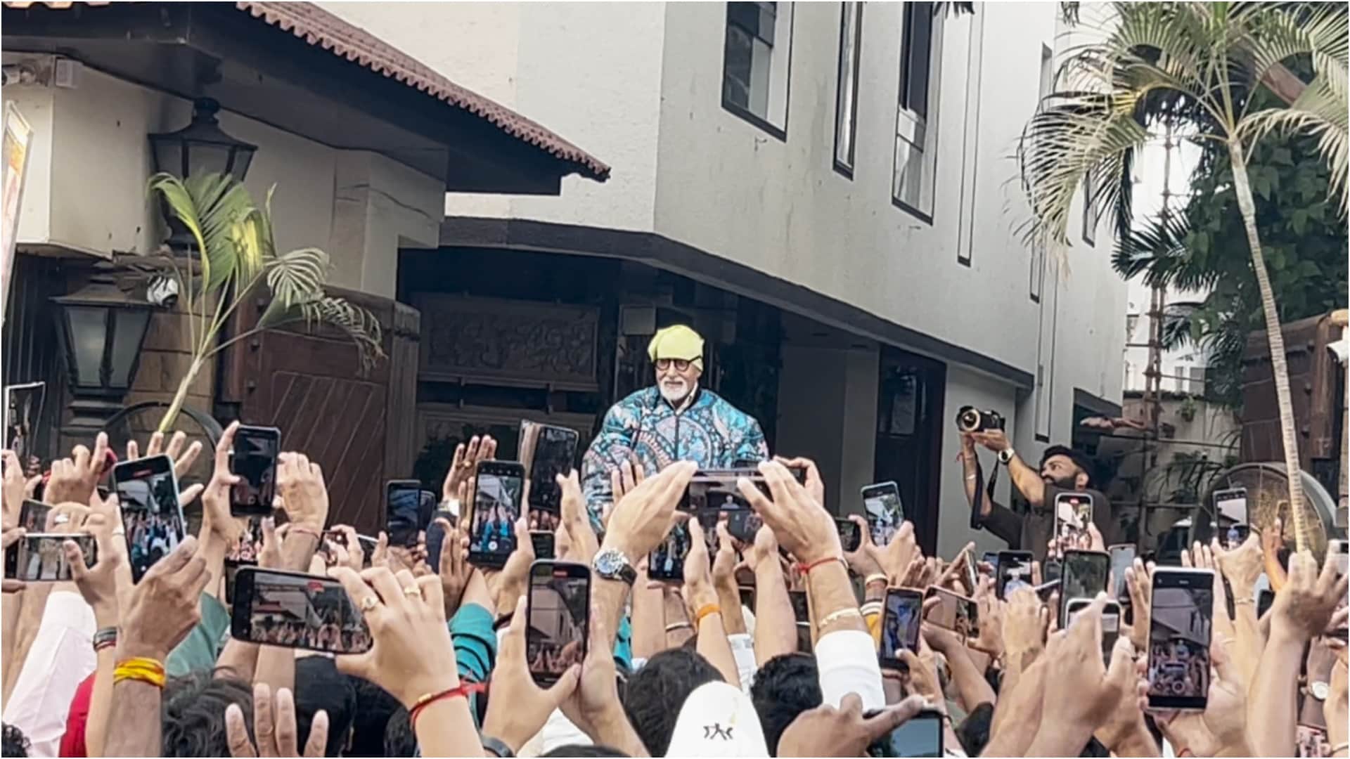Amitabh Bachchan spotted at jalsa in sunday darshan to visit his fans they are happy to meet with big b