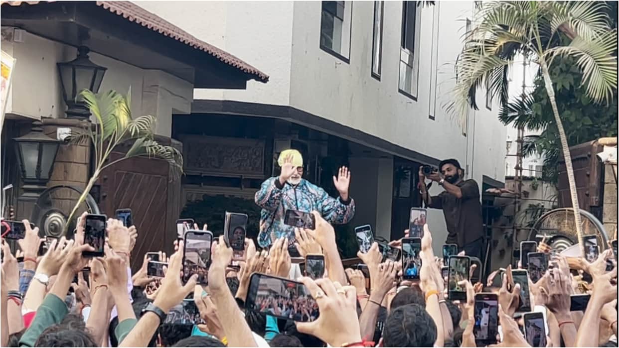 Amitabh Bachchan spotted at jalsa in sunday darshan to visit his fans they are happy to meet with big b