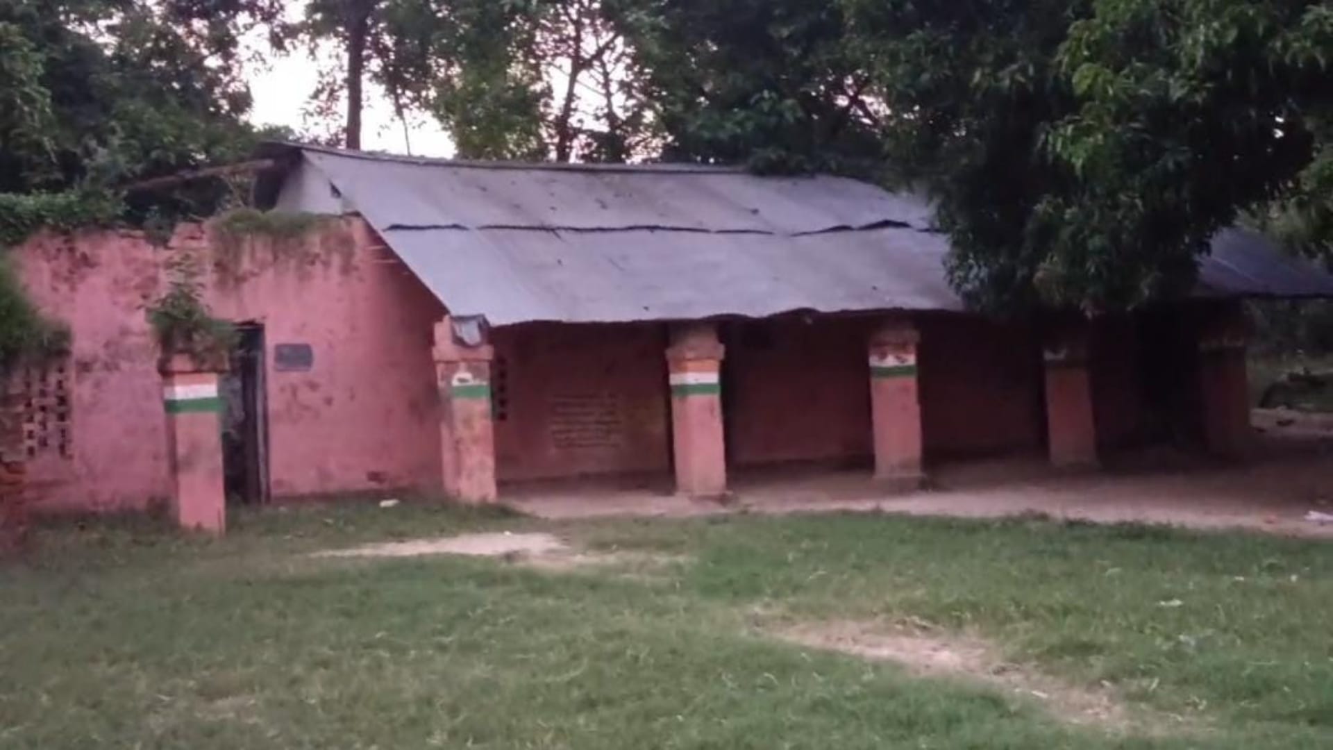 Bihar: Gandhiji's dream Buniyadi school turned into ruins; Children in Muzaffarpur forced to study under trees