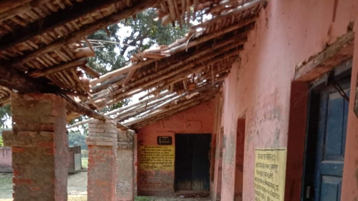 Bihar: Gandhiji's dream Buniyadi school turned into ruins; Children in Muzaffarpur forced to study under trees