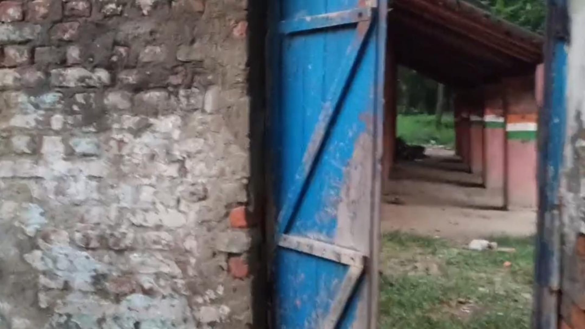Bihar: Gandhiji's dream Buniyadi school turned into ruins; Children in Muzaffarpur forced to study under trees